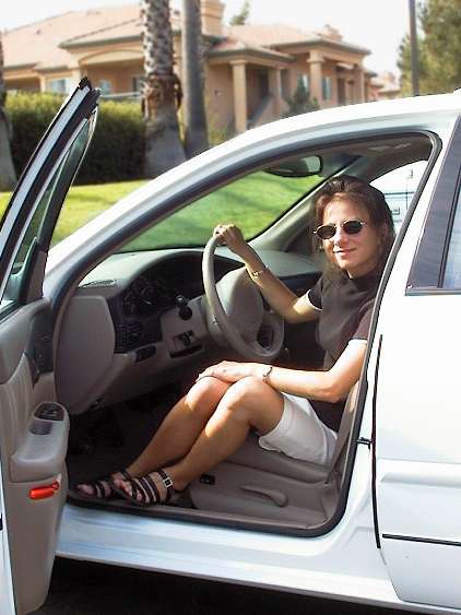 Adel a feher autoban