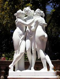 Hearst kastély - 3 lány szobor